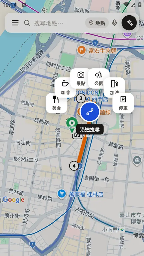 旅尋 NEXT 的真機畫面：在地圖上點路線之後開出沿途搜尋選單，選項有咖啡、美食、景點、公園、加油、停車。